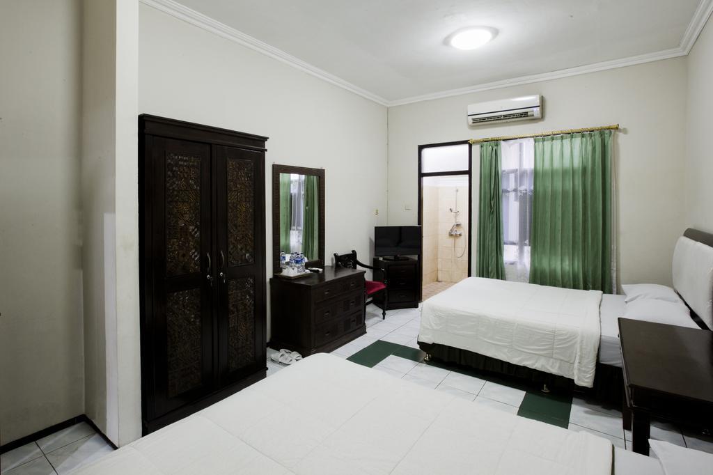 Hotel Galuh Anindita Jogjakarta Buitenkant foto